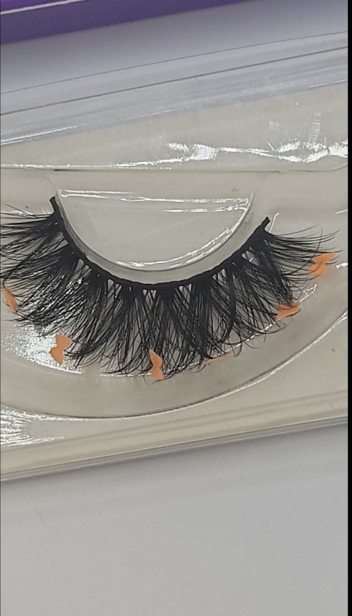 GLOWING BFLY LASHES 🦋